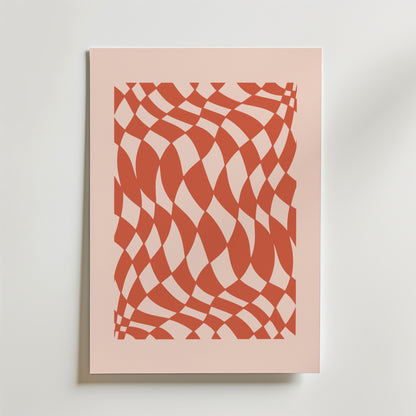 Bozetto Woven Motion Poster har ett fängslande mönster av vågiga röda och ljusrosa former på en ljusrosa bakgrund, vilket skapar en optisk illusion av rörelse. Det abstrakta konsttycket är centrerat på en vit yta.