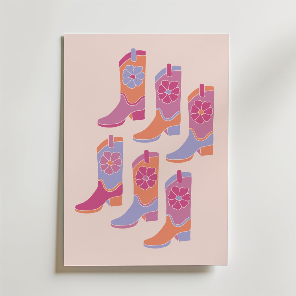 Bozetto Pink Cowboy Boots Poster har sex livfulla, blommiga cowboyboots i rosa, lila, orange och rött på en ljusrosa bakgrund - perfekt för att skapa en rolig westernkänsla i alla rum.