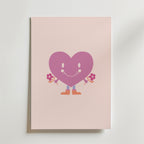 Happy Heart Character Poster från Bozetto har en pastellillustration av ett leende hjärta som håller i två rosa blommor och står på orange skor med en ljusrosa bakgrund - perfekt inredning för alla barnrum.
