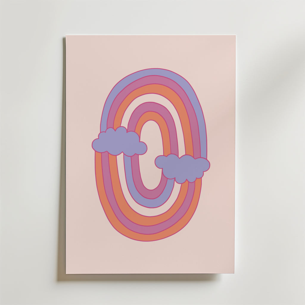 Bozetto Pastel Rainbow Dream Poster har en stor noll i retrostil i röda, orange och lila ränder med lila moln på ljusrosa - perfekt pastell väggkonst för barnrum inredning.