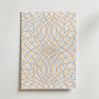 Bozetto Orange Web Pattern Poster har en vit bakgrund med korsande blå och orange böjda linjer i en symmetrisk, vågig geometrisk design - perfekt för att ge energi till moderna interiörer.