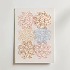 Bozetto Pastel Flower Geometry Poster föreställer sex överlappande geometriska blommor i orange, gult och blått med intrikata bladmönster på en ljusbeige bakgrund.