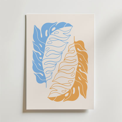Golden Blue Leaves Poster från Bozetto har en minimalistisk, naturinspirerad design med två stora överlappande abstrakta löv - ett blått och ett orange - mot en ljusbeige bakgrund med flytande linjer och organiska former.
