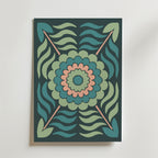 Bozetto Midnight Bloom Pattern Poster visar en djärv, symmetrisk design av gröna, blågröna och rosa kronblad i lager med stiliserade blad och vågiga accenter på en mörk bakgrund, vilket ger en touch av vintage tapetmönster charm.