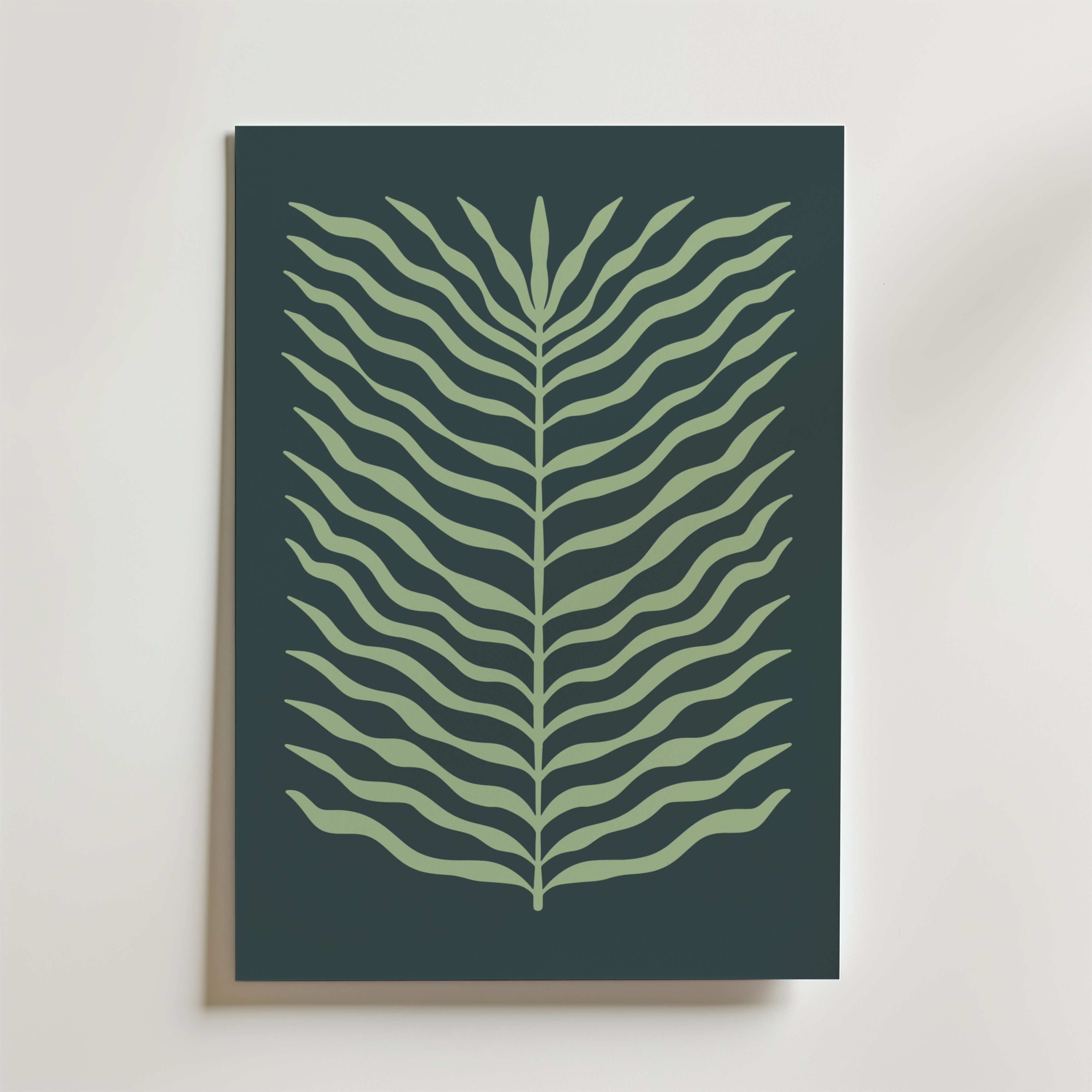 Bozetto Green Leaf Flow Poster har en minimalistisk, stiliserad grön ormbunke med vågiga blad på en mörkgrön bakgrund som ger en modern grafisk stil och naturlig balans till din vita vägg.