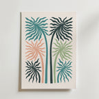 Bozetto Pastel Palms Poster visar fem stiliserade palmbladsträd i grönt, teal, svart och persika på en ljus bakgrund - ett minimalistiskt grafiskt motiv med vågiga blad och böjda stammar för alla rum.