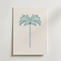Palmtree Minimalism Poster by Bozetto har en palmillustration i minimalistisk stil med blågröna linjer på ljus beige, centrerad på ett vertikalt ark - perfekt för att skapa semesterkänsla i ditt rum.