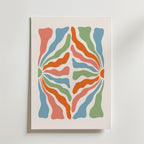 Bozetto Organic Flow Shapes Poster har en abstrakt, symmetrisk design av färgglada, vågiga former i orange, blått, grönt och rosa som strålar ut från två centrala punkter på en vit bakgrund.