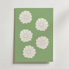 White Blossoms on Green Poster från Bozetto har fem vita blommor med leende ansikten mot en grön bakgrund. Blommorna är jämnt placerade och skapar en harmonisk och rogivande känsla i rummet.