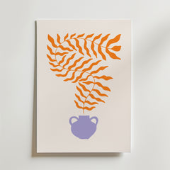 Bozetto "Orange Leaves in Purple Vase Poster" är minimalistisk konst med orange vågiga blad i en lila vas med två handtag mot en ljus bakgrund.