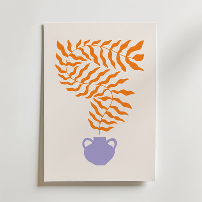 Bozetto "Orange Leaves in Purple Vase Poster" är minimalistisk konst med orange vågiga blad i en lila vas med två handtag mot en ljus bakgrund.