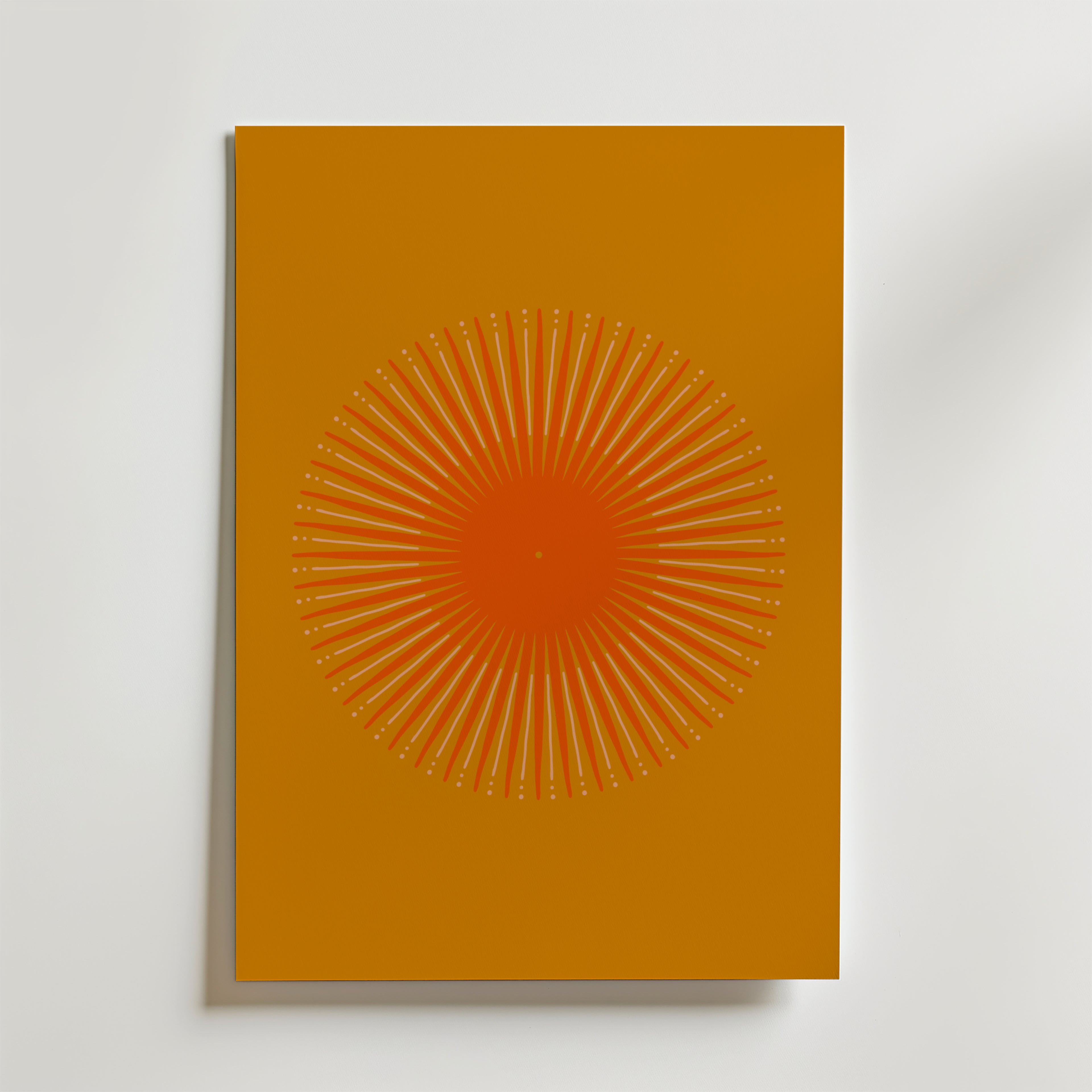 Bozetto Sunbeam Core Poster har en minimalistisk design i dämpad orange med en cirkel av ljus - en central solstråle med tunna strålar och prickar - som symboliserar kraft mot en solid bakgrund.