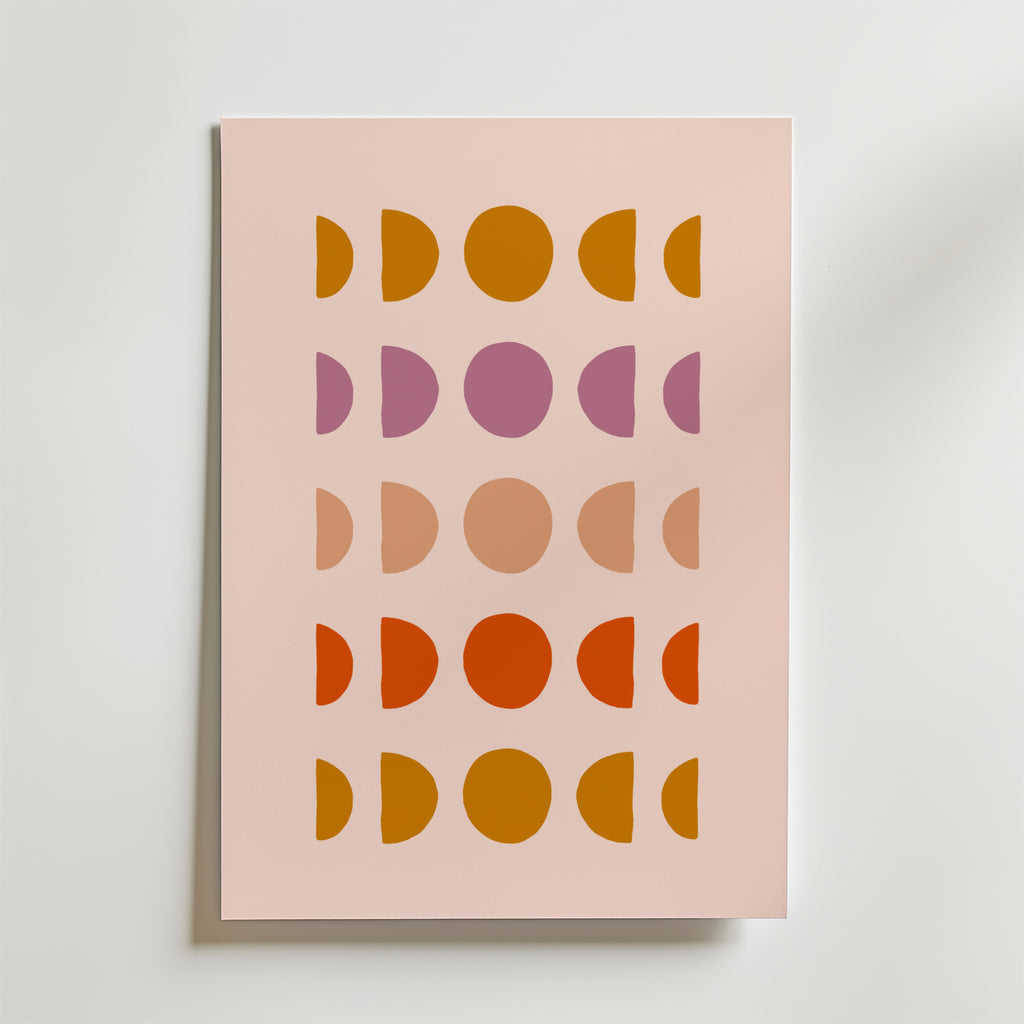Bozetto Phases of Color Poster har ett minimalistiskt färgmotiv med färgade cirklar och halvcirklar i orange, brunt, rosa och persika på en ljusbeige bakgrund, arrangerade i fyra vertikala kolumner.