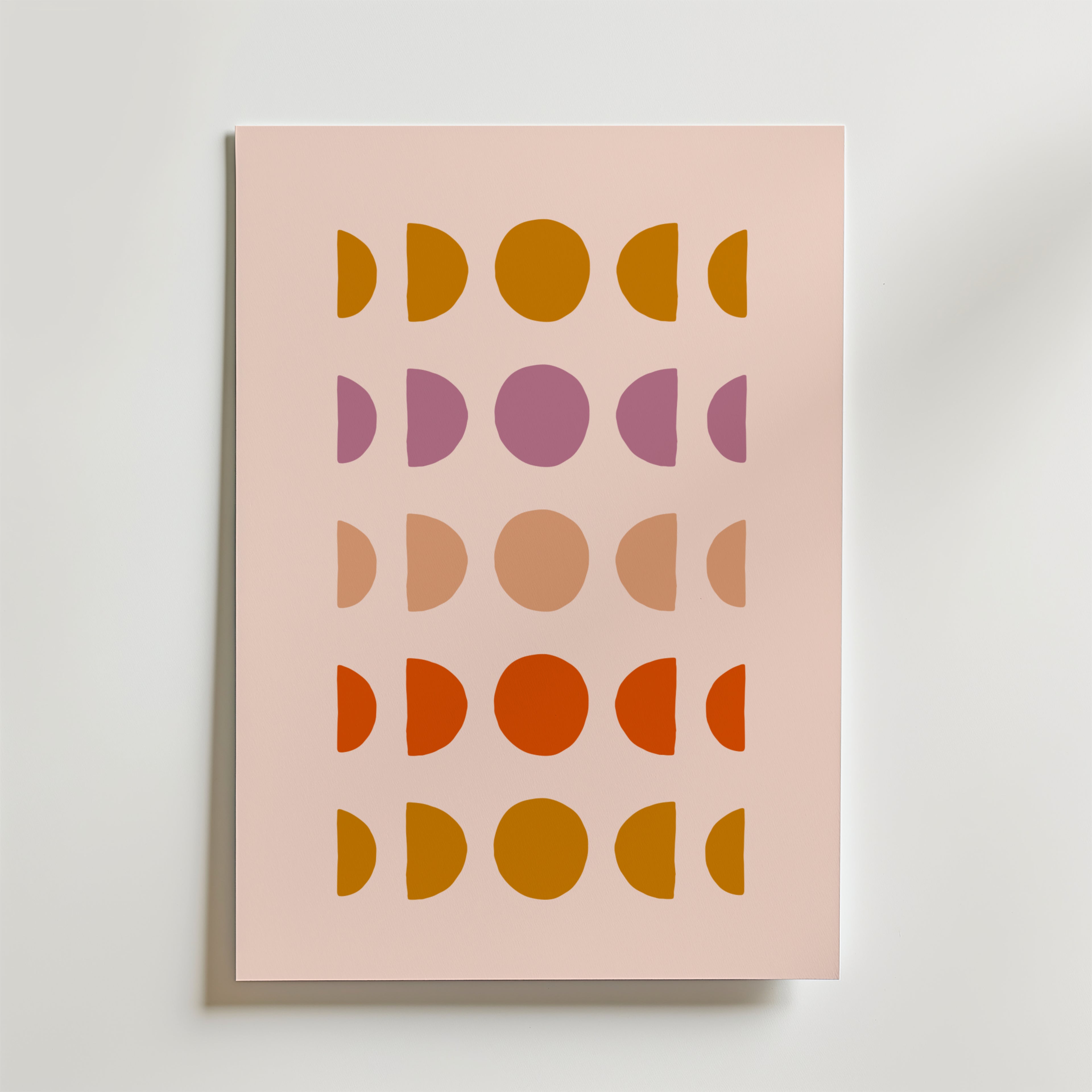Bozetto Phases of Color Poster har ett minimalistiskt färgmotiv med färgade cirklar och halvcirklar i orange, brunt, rosa och persika på en ljusbeige bakgrund, arrangerade i fyra vertikala kolumner.