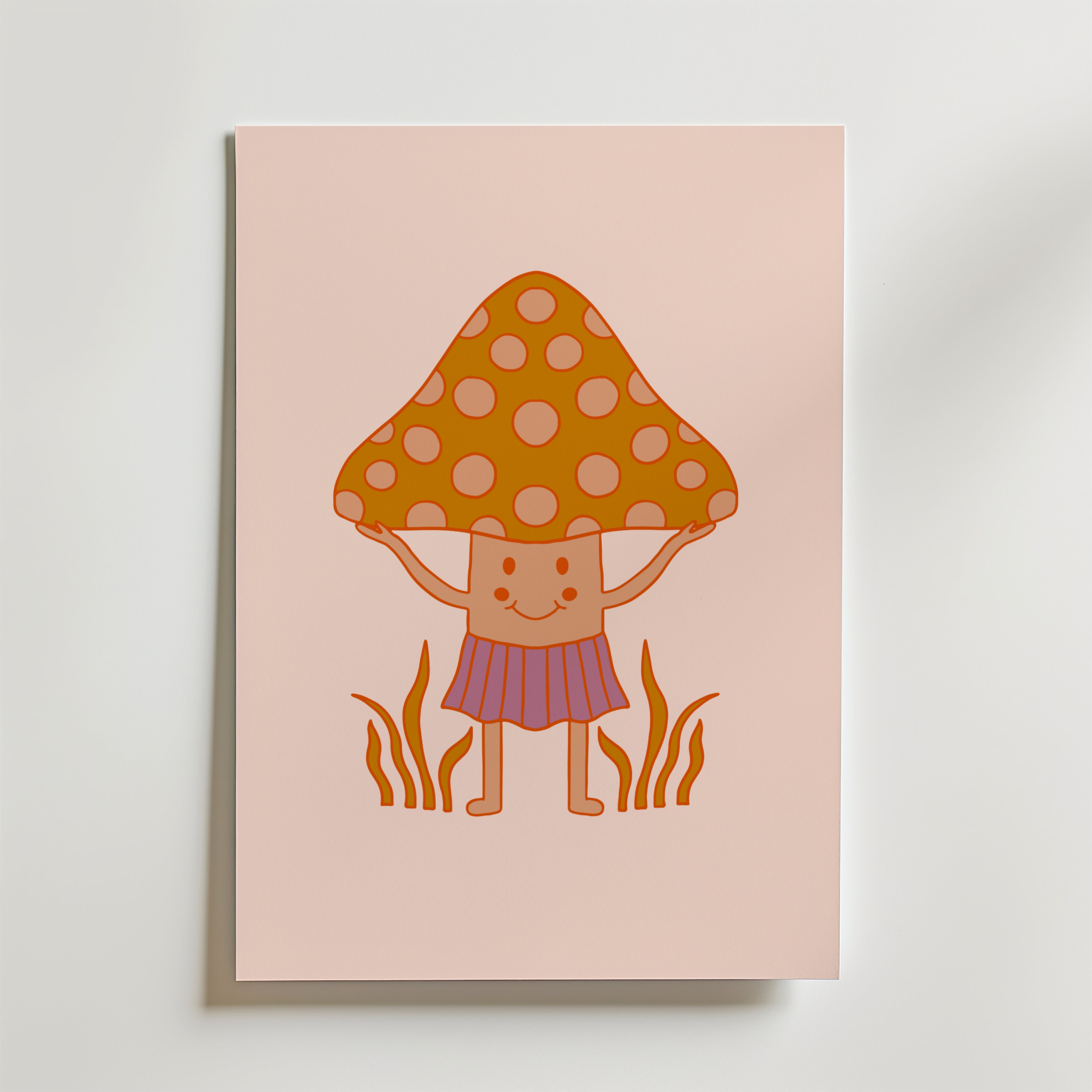 På Mushroom Kid Poster från Bozetto ser du en söt tecknad svampfigur med orange svamphatt, gula fläckar och randig kjol, stående bland orangea växter på en ljusrosa bakgrund i drömmande konststil.