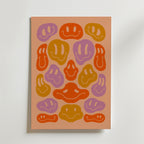 Smiley Faces Abstract Poster från Bozetto visar färgstarka, abstrakta leende ansikten - glada ansikten - i poppiga nyanser som orange, lila och rött på en ljusrosa bakgrund, perfekt för konstnärlig inredning.
