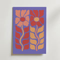 Bozetto's Bold Bloom Poster har stiliserade blommor med röda och orange kronblad på en lila bakgrund. Symmetriska blommor och böjda stjälkar skapar en slående väggkonst som är perfekt för att ge ditt hem en modern känsla.