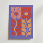 Bozetto's Bold Bloom Poster har stiliserade blommor med röda och orange kronblad på en lila bakgrund. Symmetriska blommor och böjda stjälkar skapar en slående väggkonst som är perfekt för att ge ditt hem en modern känsla.