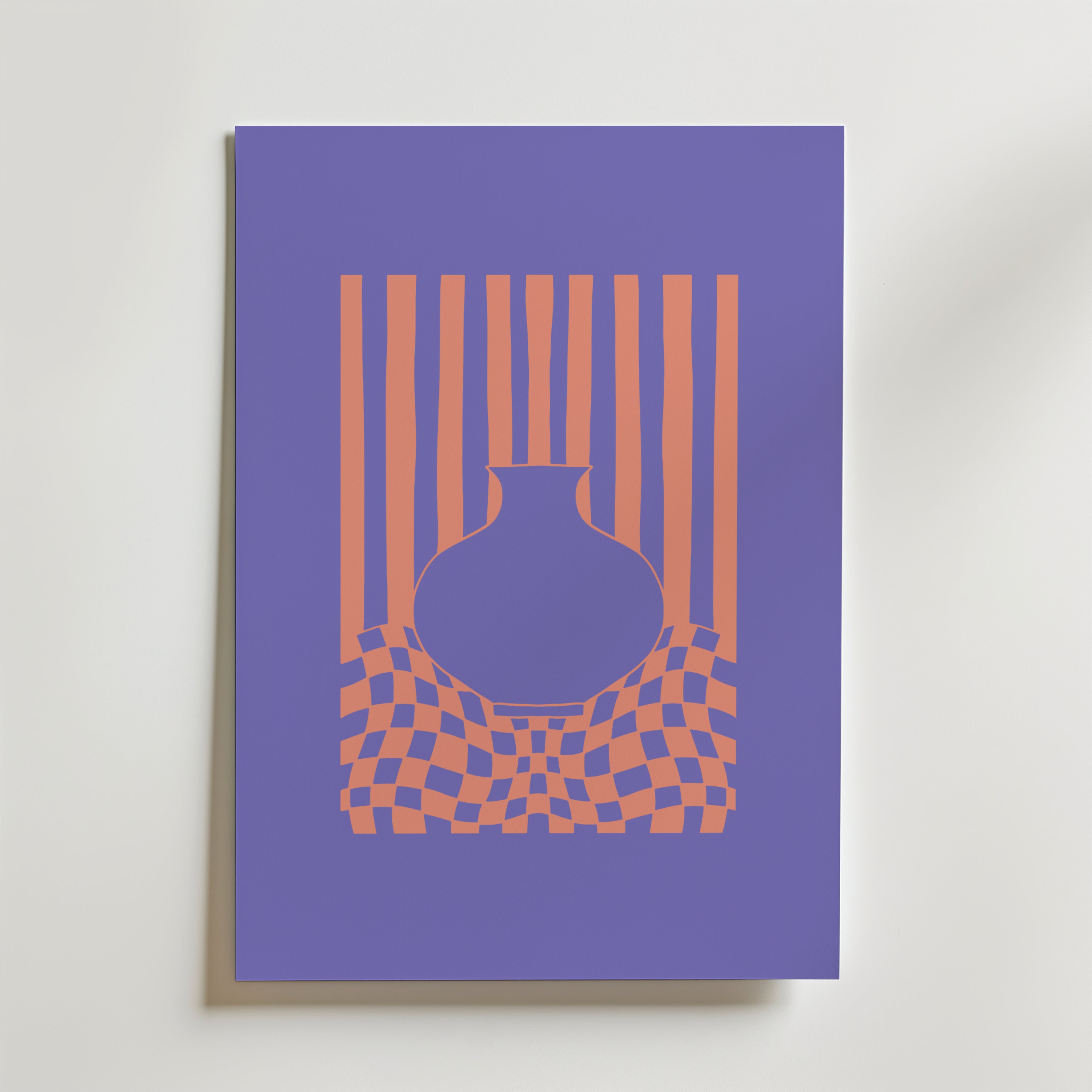 Striped Vase Illusion Poster från Bozetto visar en terrakottafärgad vas på en lila bakgrund, med vertikala ränder ovanför och vågiga rutmönster under - perfekt för modern inredning med grafisk elegans.