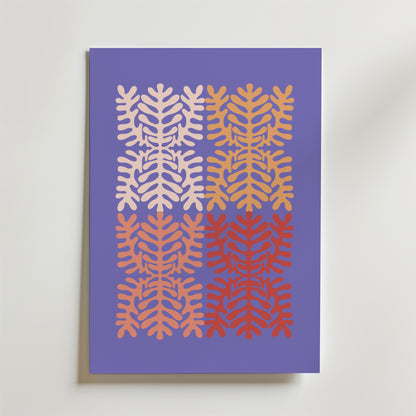 Lavender Leaves Poster från Bozetto har en lavendel bakgrund med fyra symmetriska, bladliknande former i rosa, aprikos och rött, arrangerade i ett rutnät - perfekt för moderna interiörer.
