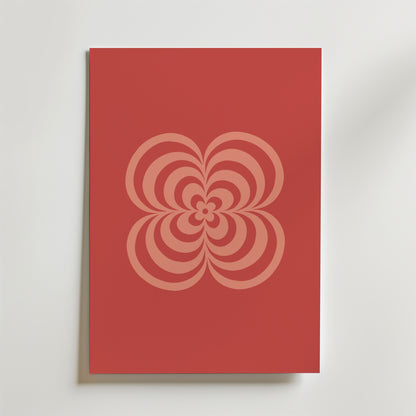 Retro Bloom Red Poster" från Bozetto har en retroinspirerad, blomformad design i ljusare röda nyanser med koncentriska böjda former i mitten.