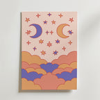 Postern Moon & Magic Skies från Bozetto föreställer lekfulla moln i pastellfärgerna orange och lila, två månskäror och stjärnor på en drömsk rosa himmel med röda konturer - en förtrollande touch för alla sovrum.