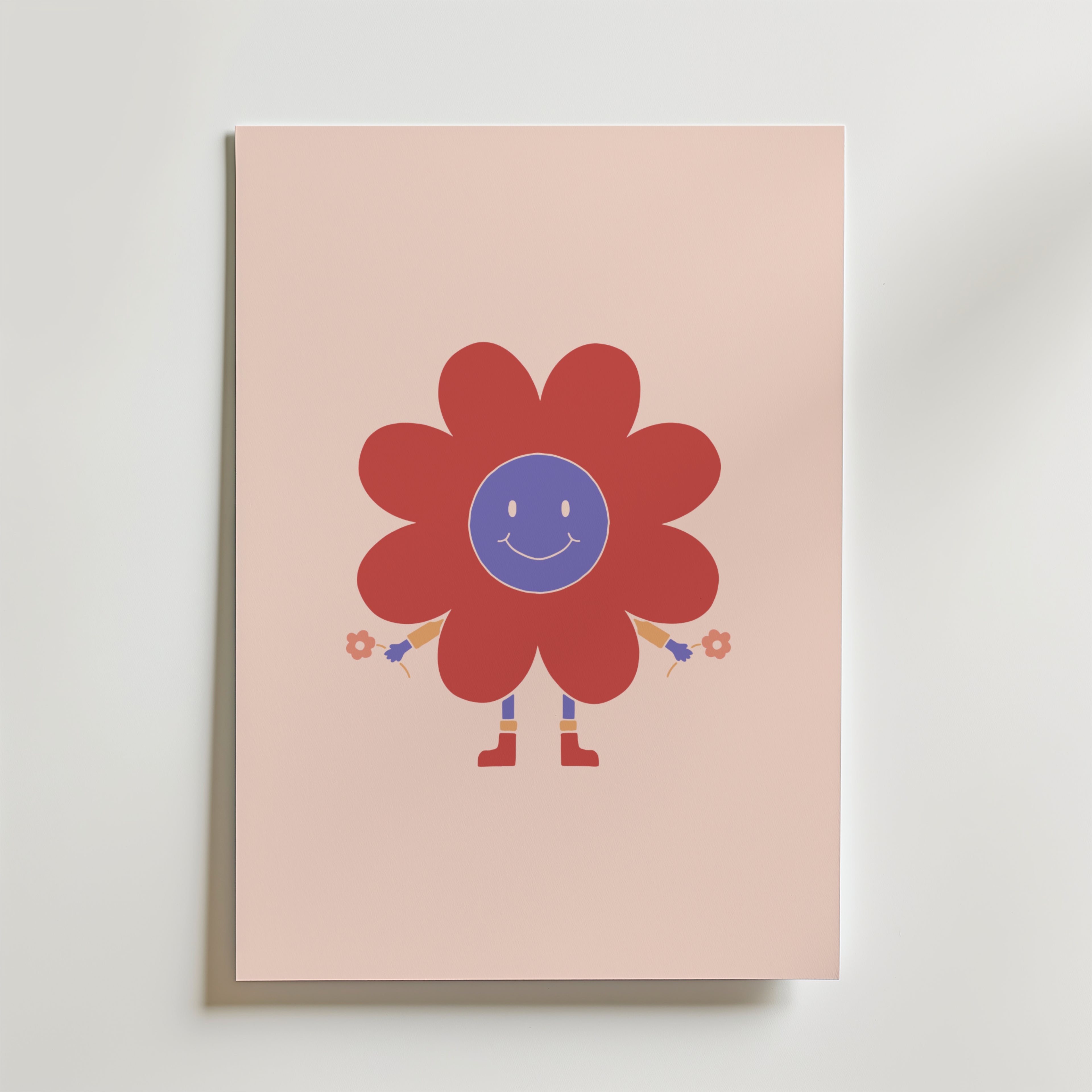 Happy Flower Character Poster från Bozetto föreställer en leende tecknad blomfigur med röda kronblad, blå mitt och små armar som håller i blommor, stående på två ben mot en ljusrosa bakgrund - charmig dekor för alla barnrum.