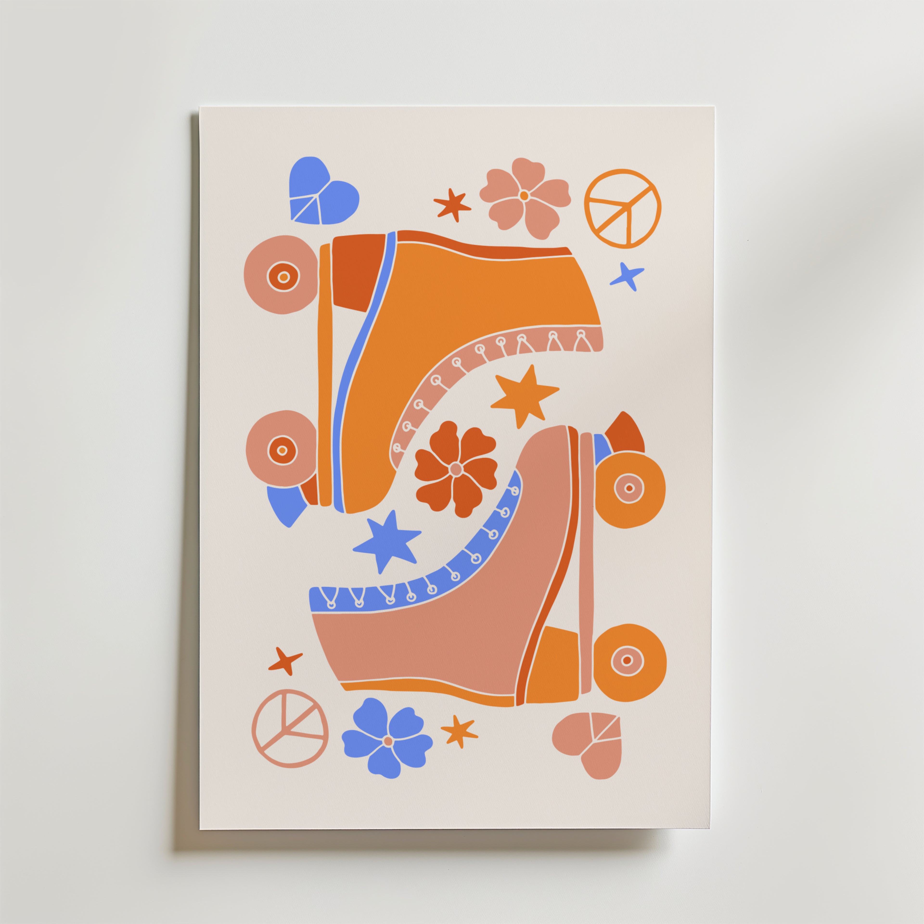 Groovy S Poster från Bozetto föreställer två orange och blå rullskridskor med blommor, stjärnor, hjärtan och peace-symboler på en ljus bakgrund - en perfekt vintage- eller 70-talsinredning för alla rum.