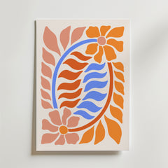 Tropical Flow Abstract Poster från Bozetto visar två stora orange blommor med vågiga blad på en vit bakgrund. Djärva linjer och en tropiskinspirerad palett ger detta konstverk en modern, livlig känsla.