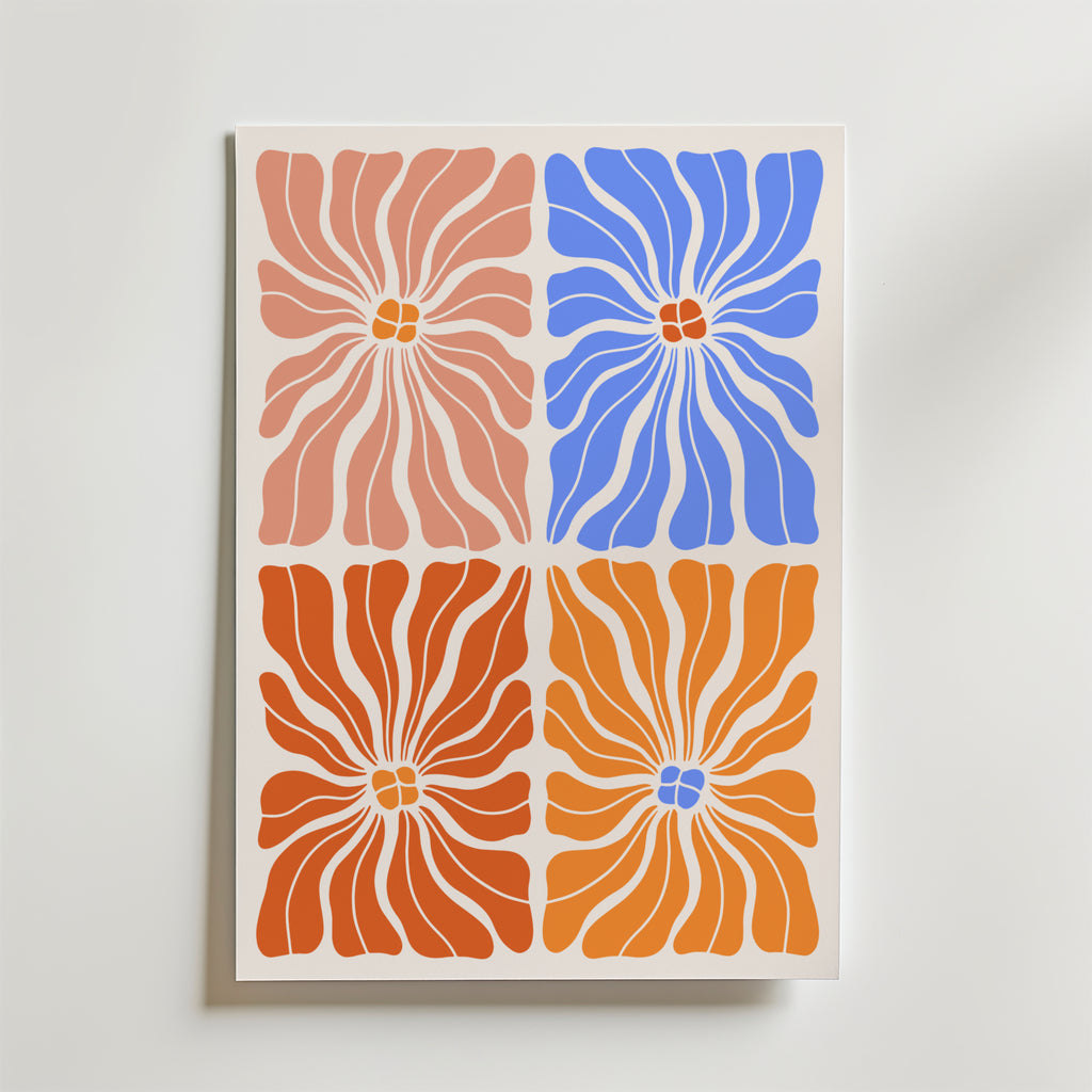 Bozetto Four Petal Panels Poster visar fyra rutor med stiliserade blommor i rosa, blått, orange och rött. Vågiga kronblad strålar ut på en vit bakgrund - perfekt för dig som gillar blommiga posters och vill ha en modern blomsterdesign.