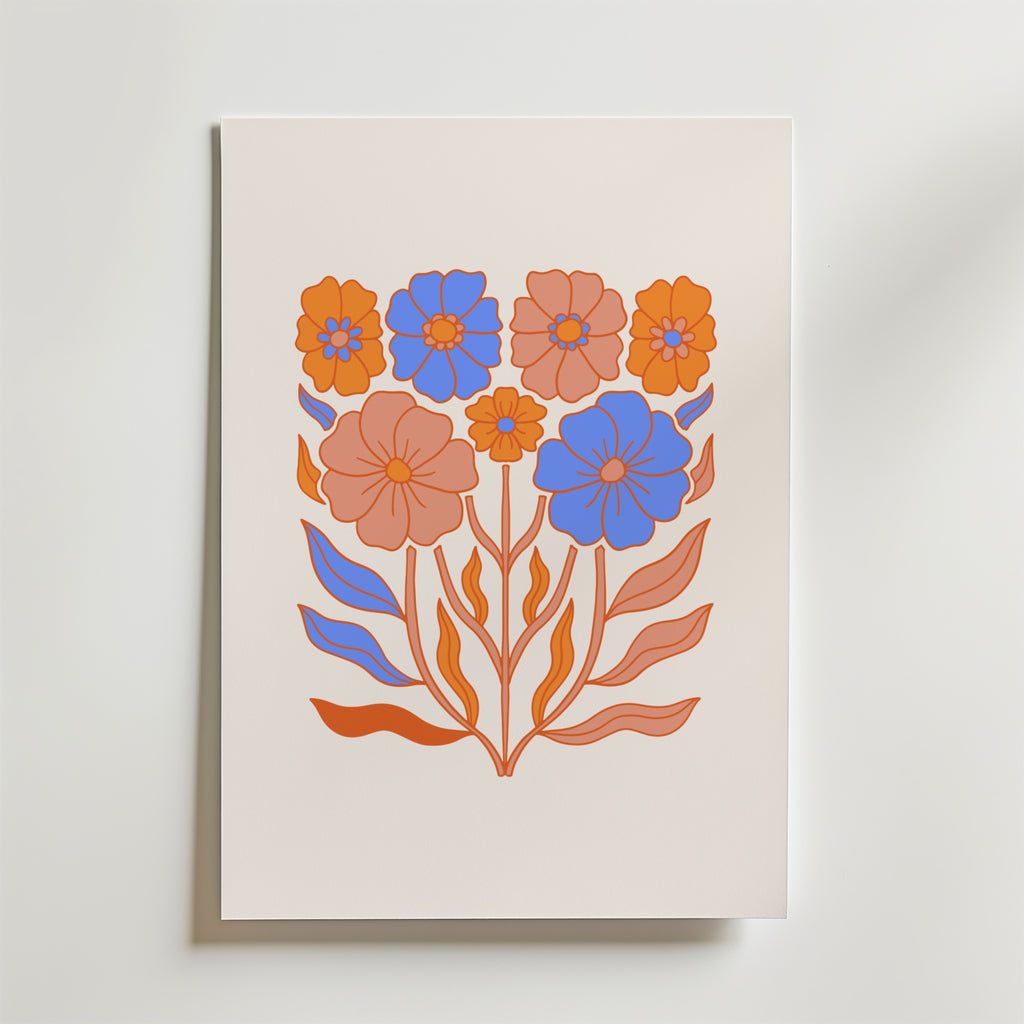 Bozetto Bold Blue Blooms Poster har minimalistiska blå och orange stiliserade blommor och blad på en ljus bakgrund - perfekt för retroinspirerade hem som vill ha en modern blomsterarrangemang look.