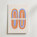 Double Arch Harmony Poster från Bozetto har två speglade bågar i lager av orange, röda, blå och beige linjer på en ljus bakgrund - en modern väggkonst som passar perfekt för färgstarka interiörer.