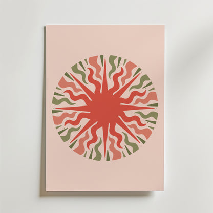 Organic Pulse Circle Poster från Bozetto har en minimalistisk, konstnärlig design - en abstrakt solstråle av vågformer i retro röda och gröna linjer som strålar ut på en ljusrosa bakgrund.