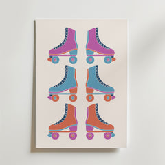 Postern Bozetto Retro Roller Skates Poster visar sex livfulla rullskridskor med geometriska mönster i rosa, blått och orange, arrangerade i tre rader på en ljus bakgrund för en lekfull retrostil.