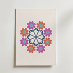 Bozetto Geometric Floral Mandala Poster visar röda och lila tecknade blommor i ett cirkulärt mönster runt en marinblå mandala på en ljus bakgrund - perfekt för dig som gillar färgglad fotokonst.