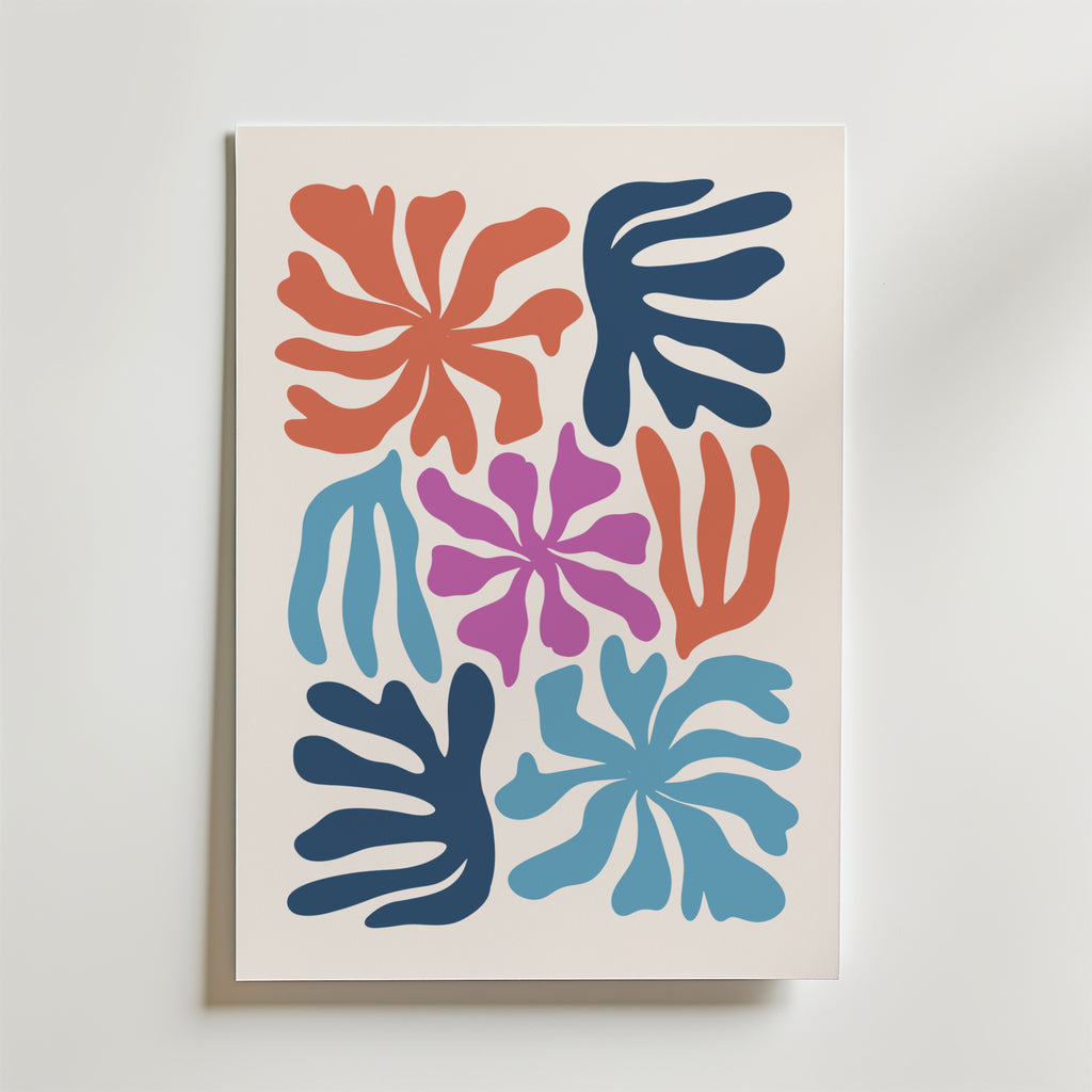 Bozetto Abstract Coral Garden Poster visar sex abstrakta, organiska former i korall, marinblå, lila och ljusblå på vit botten - en modern design som för tankarna till stiliserade blad eller sjögräs. Perfekt som unik väggkonst för ditt rum.