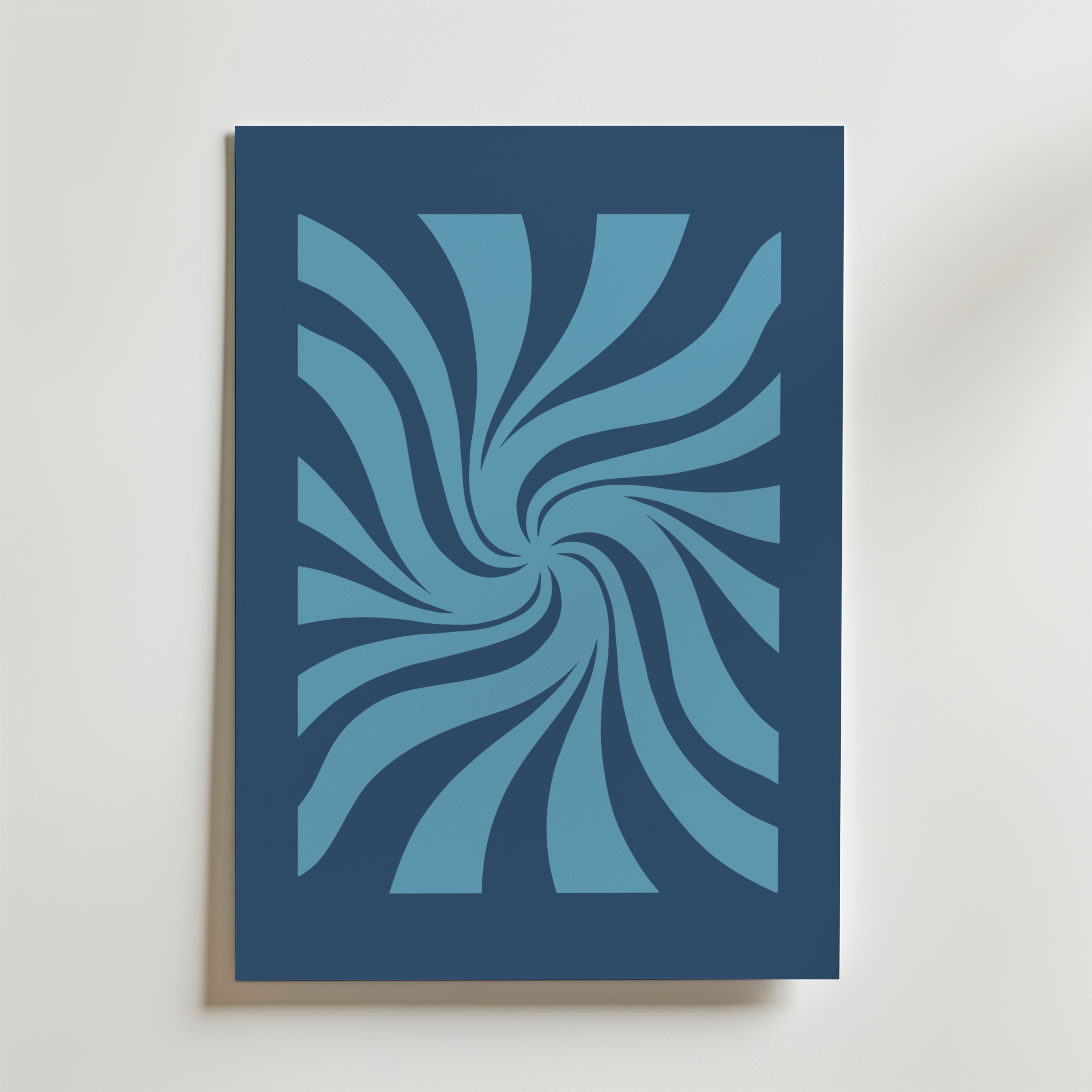 Bozetto Blue Spiral Motion Poster har virvlande, böjda linjer i blå toner som strålar ut från mitten och skapar en hypnotisk spiral och optisk illusion på en mörkblå bakgrund. Perfekt som en djärv abstrakt väggkonst.