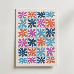 Bozetto Color Block Flower Grid Poster har ett modernt mönster av abstrakta, blomliknande former i blått, orange, rosa och lila, var och en placerad i en kvadrat på en vit bakgrund för snygg grafisk balans.