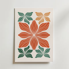 Postern Bold Botanical Geometry Poster från Bozetto har en minimalistisk design med en central stor röd blomma, två mindre gröna blommor nedanför och två orange blommor ovanför, allt mot en krispigt vit bakgrund.