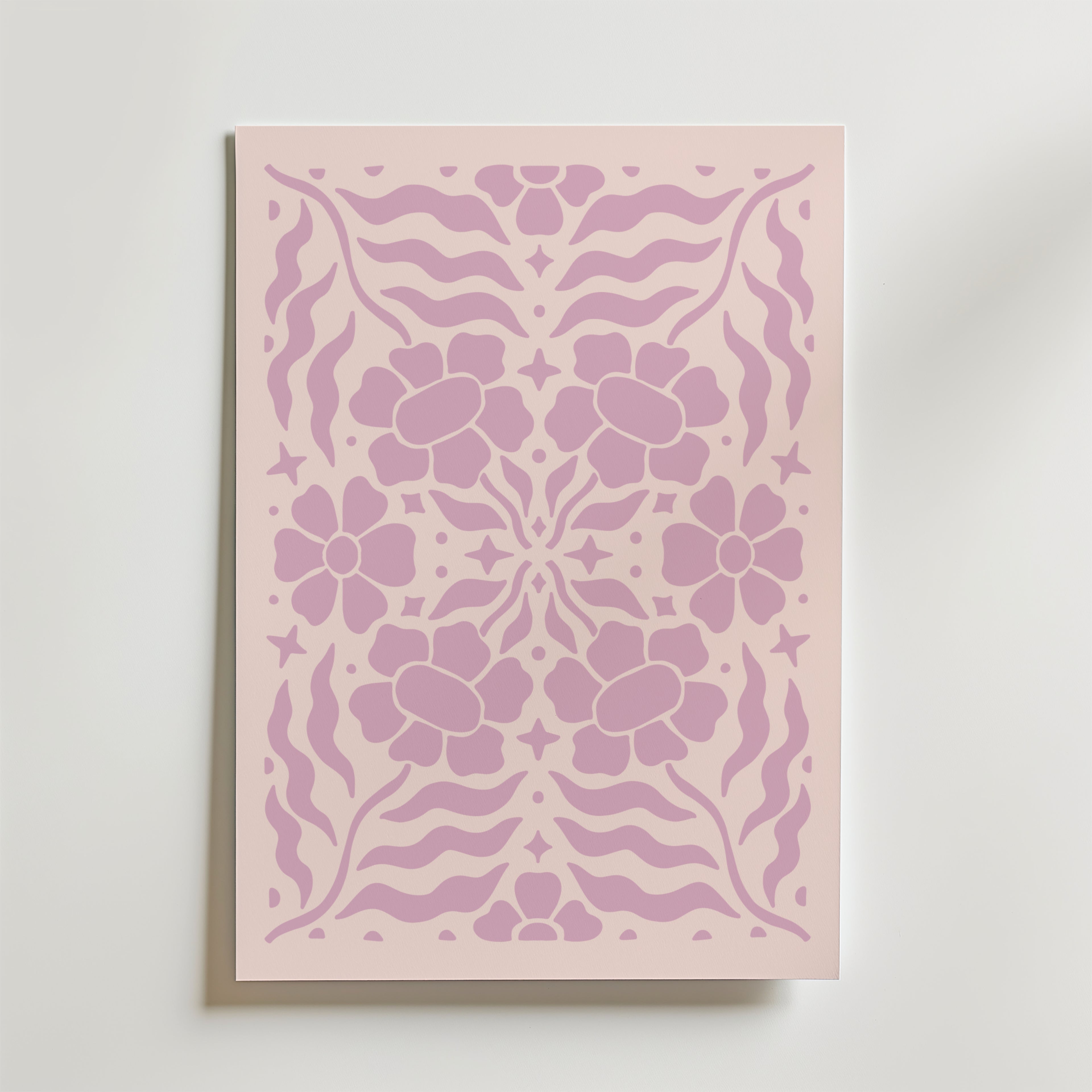 Bozetto Lavender Floral Symmetry Poster har ett harmoniskt mönster av rosa blommor, vågiga linjer och stjärnor på en ljusrosa bakgrund som skapar en mjuk dekorativ touch när den sätts upp på en vit vägg.