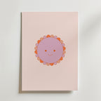 Bozetto Smiling Sunflower Face Poster föreställer en söt, minimalistisk leende sol med lavendelfärgat ansikte och orangea skulpterade strålar på ljusrosa - perfekt som en pastellig poster för barnrumsdekoration.