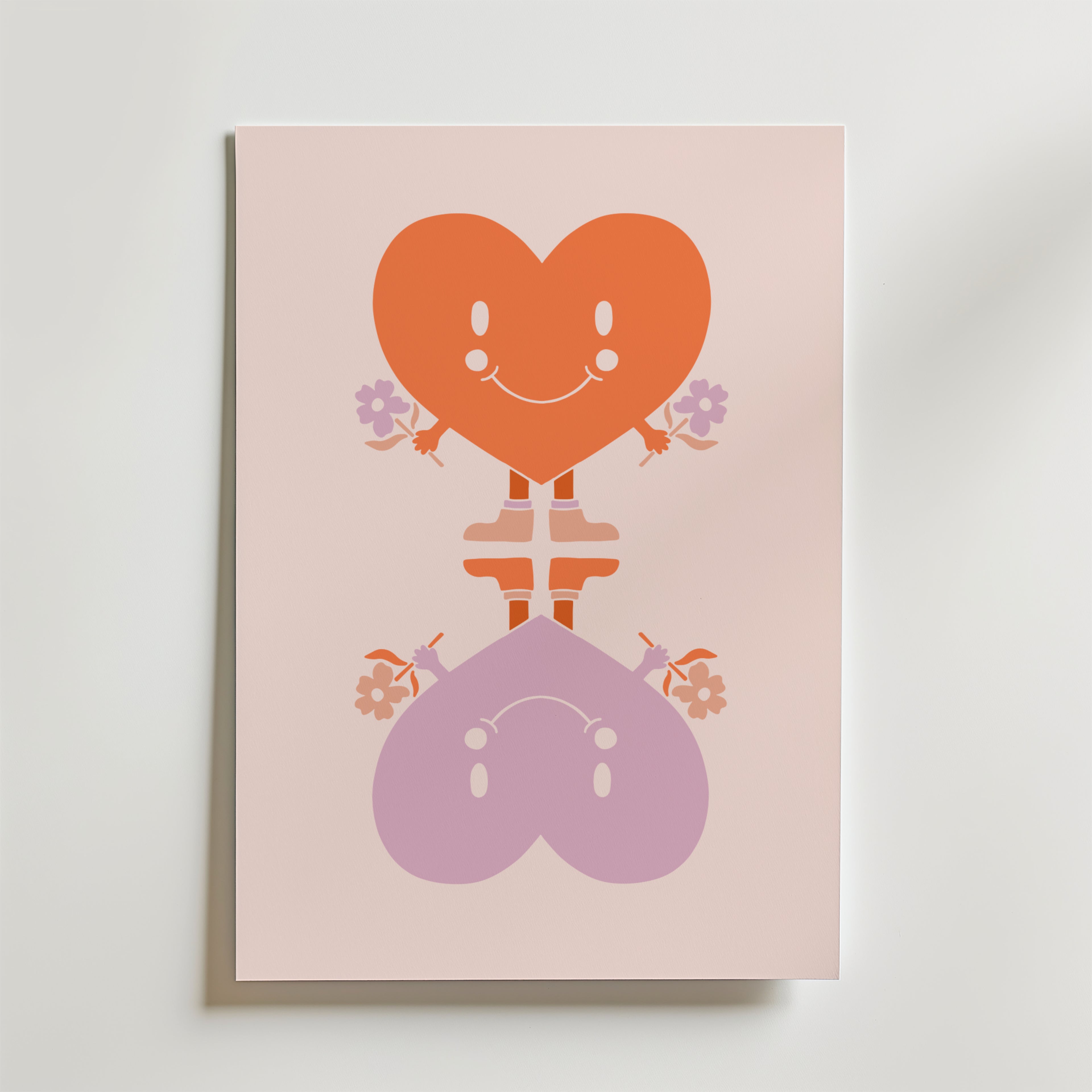 Heart Friends Poster by Bozetto föreställer två hjärtformade vänner - ett upprätt orange hjärta och ett uppochnervänt lavendelhjärta - som båda ler och håller i blommor. En lekfull touch för barnrumsinredning.