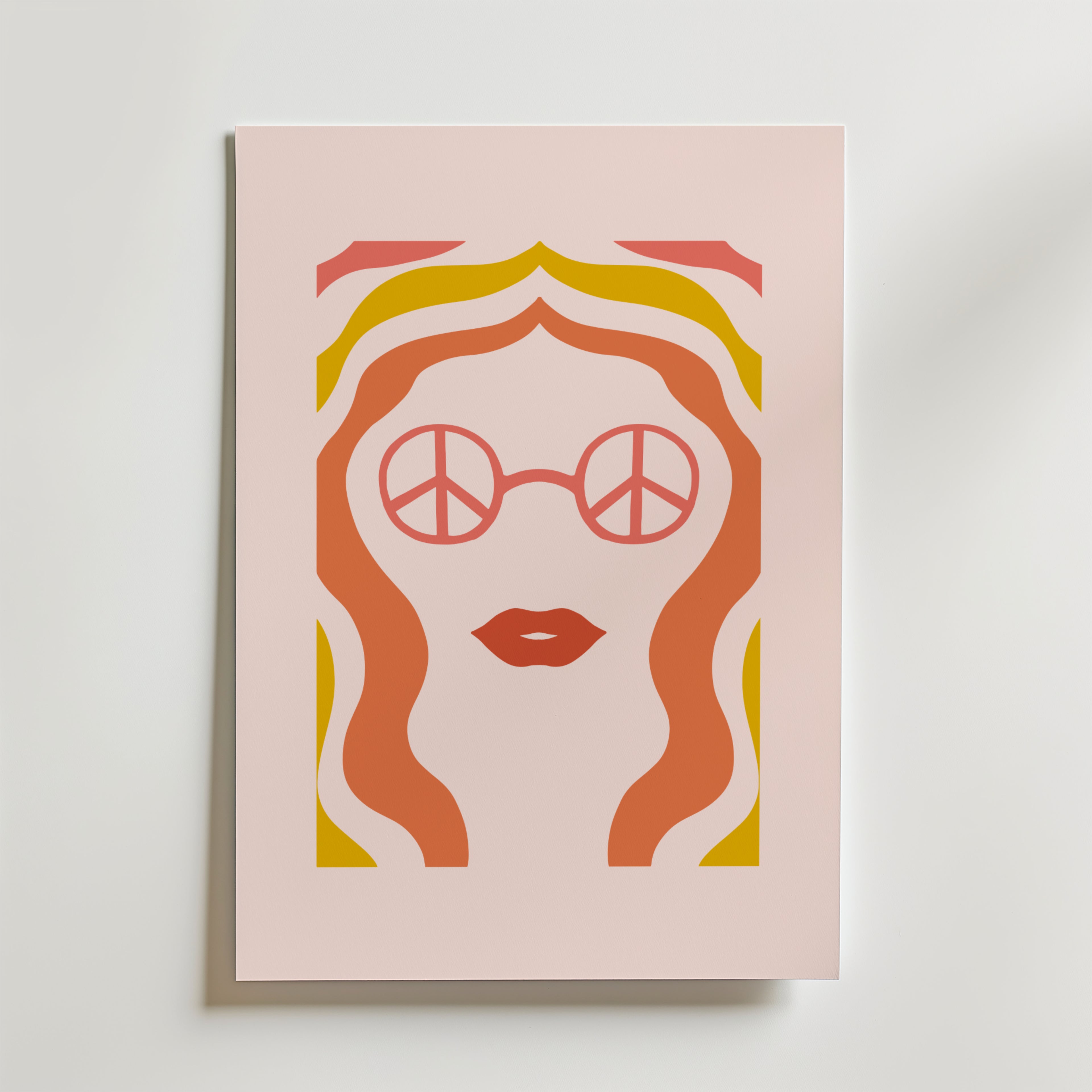 Bozetto Retro Sunglasses Lady Poster visar ett minimalistiskt retrokonstverk av en kvinnlig silhuett med vågigt orangegult hår, röda läppar och fredssymboliska runda glasögon på en ljusrosa bakgrund.