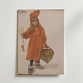 Bozetto Carl Larsson Brita as Iduna Poster visar en ung flicka i orange klänning och hatt med en korg äpplen och en leksakspinne, inspirerad av nordisk konst. "JUGEND 1905 No. 6" står det i övre vänstra hörnet.