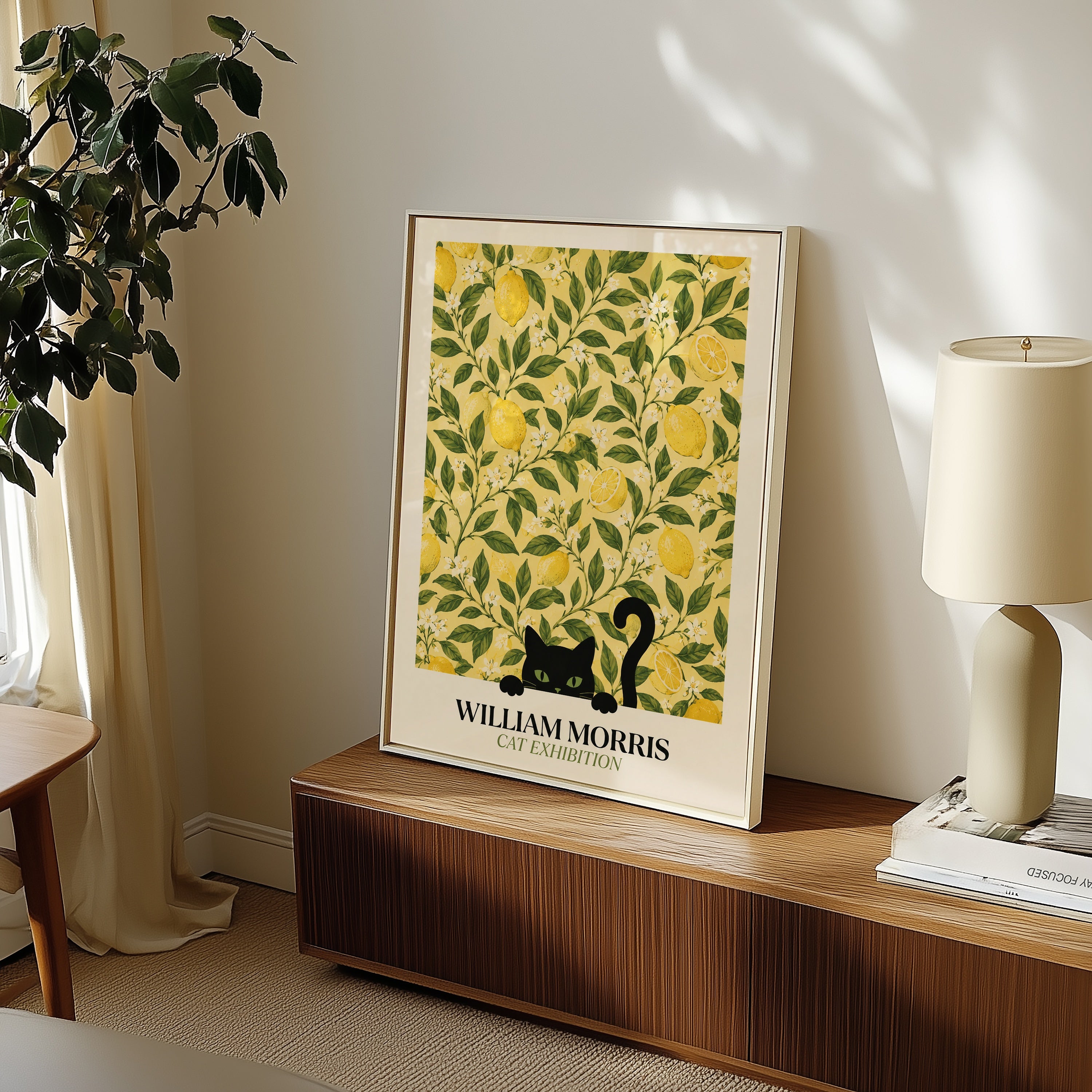 Cat in the Lemon Grove William Morris Poster – svart katt bland William Morris citronträdsmönster i gult