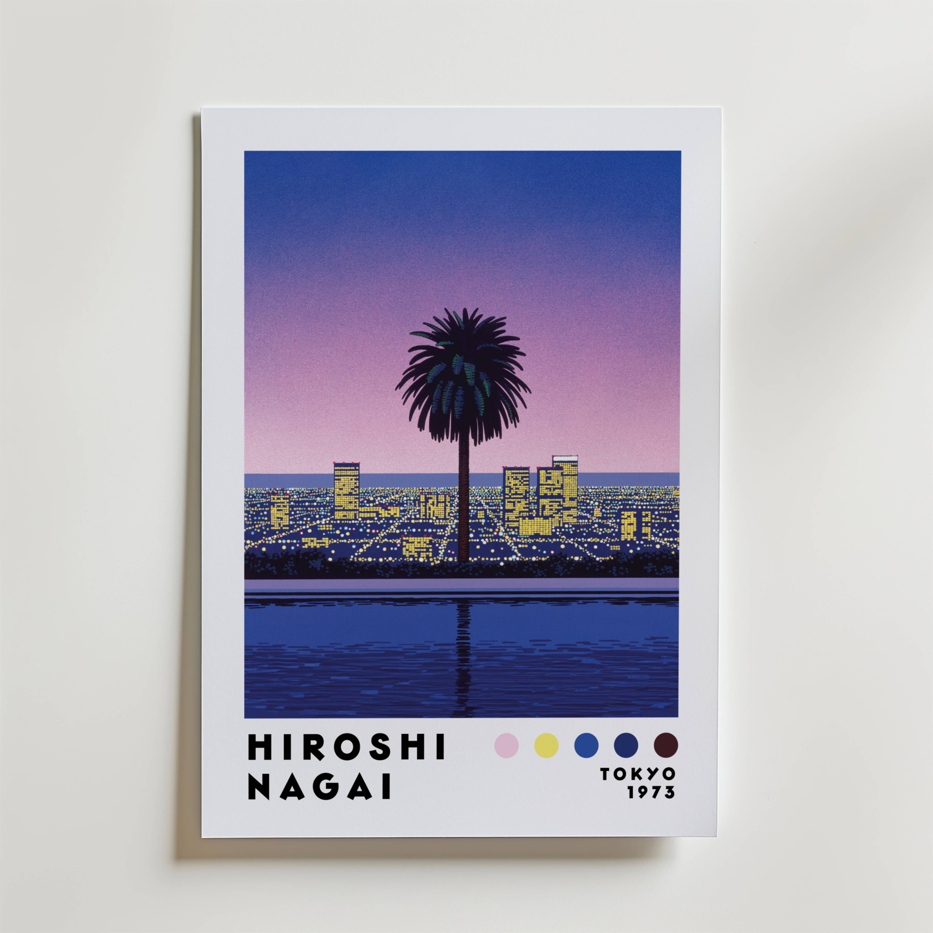 Hiroshi Nagai City Sunset Poster från Bozetto har en palm mot en stadssilhuett i skymningen, rosa och blå gradienthimlar över vatten och texten "Hiroshi Nagai Tokyo 1973" längst ner.