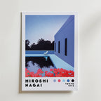 Bozetto Hiroshi Nagai Poolside Evening Poster visar en minimalistisk skymningsscen vid en pool med en solstol, en modern blå byggnad och rosa blommor. "Hiroshi Nagai, Tokyo 1973" och färgprover nedan ger en retro konst charm.