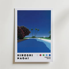 Bozetto Hiroshi Nagai Deep Blue Pool Poster föreställer en lugn poolscen med palmer, rosa blommande buskar och en djupblå himmel. "HIROSHI NAGAI TOKYO 1973" visas under fyra färgade cirklar.