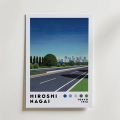 Hiroshi Nagai City Driveway Poster från Bozetto visar stiliserad stadsbildskonst av en väg, träd och avlägsna byggnader under en blå himmel, med texten "HIROSHI NAGAI" och "TOKYO 1973" samt fem färgade cirklar nedanför.