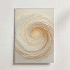 Abstract Spiral Poster från Bozetto har en virvlande spiral i kräm, beige och ljusguld på en vit bakgrund, tryckt på premiumpapper med en lyxig matt finish som ger raffinerad elegans till alla rum.